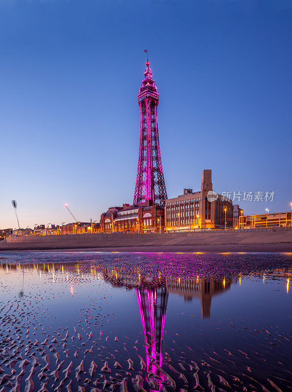 Blackpool Tower at Dusk with Beach Reflections 2019年夏天。大的形象。